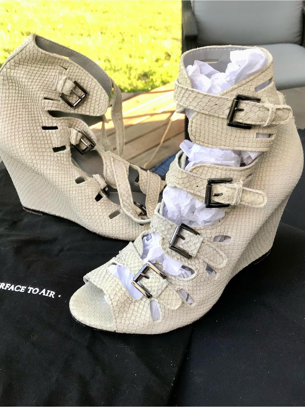 LIKE NEW Surface to Air GREY Textured Strappy Wedge Sandals SIZE 39 (US 8 / 8.5)